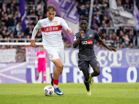 Christopher Olivier VfB Stuttgart II, 24 on the ball in front of Robin Fabinski VfL Osnabrueck, 27 GER, VfB Stuttgart II vs VfL Osnabrueck, Football, 3 Bundesliga, Matchday 38, Season 2025 2026, 16 05 2026 GER, VfB Stuttgart II vs VfL Osnabrueck, Football, 3 Bundesliga, Matchday 38, Season 2025 2026, 16 05 2026 Aspach Copyright: xEibner-Pressefoto CarstenxSchwerx EP_CSG