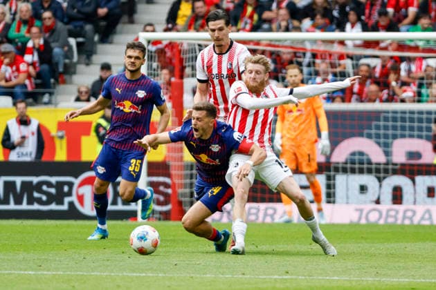 Igor Matanovic SC Freiburg, 31 , Christoph Baumgartner RB Leipzig, 14 and Niklas Beste SC Freiburg, 19 fighting for the ball , Germany, Soccer, 1 Bundesliga, Matchday 34, 2025 2026, SC Freiburg vs RB Leipzig, 16 05 2026, Freiburg im Breisgau Europa Park Stadion Baden Württemberg Germany Copyright: xGrantxHubbsx