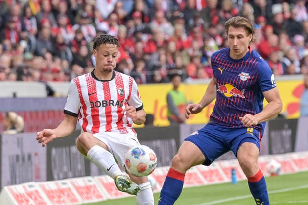 Derry Scherhant SC Freiburg, 07 on the ball in front of Willi Orban RB Leipzig, 04 GER, SC Freiburg RB Leipzig, Football, Bundesliga, Matchday 34, Season 2025 2026, 16 05 2026 DFL DFB REGULATIONS PROHIBIT ANY USE OF PHOTOGRAPHS AS IMAGE SEQUENCES AND OR QUASI VIDEO GER, SC Freiburg RB Leipzig, Football, Bundesliga, Matchday 34, Season 2025 2026, 16 05 2026 Freiburg Copyright: xEibner-Pressefoto ThomasxHessx EP_THS