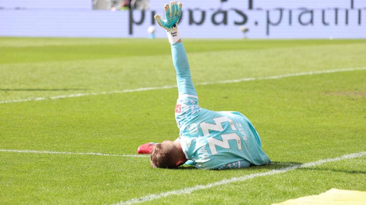 16 05 2026, xrekx, Fussball 1 Bundesliga, 1 FC Heidenheim FSV Mainz 05 v l Daniel Batz 1 FSV Mainz 05 verletzt, Verletzung, Schmerz, Schmerzen, injured, injury, pain, pains DFLB DFB REGULATIONS PROHIBIT ANY USE OF PHOTOGRAPHS as IMAGE SEQUENCES and or QUASI VIDEO Heidenheim