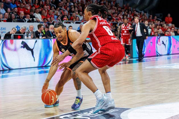 Nelson Weidemann ratiopharm Ulm, 00 , Austin Crowley BMA365 Bamberg Baskets, 85 , BMA365 Bamberg Baskets vs ratiopharm Ulm, Basketball, easyCredit BBL, Playoff Quarterfinals, Game 1, 16 05 2026 BMA365 Bamberg Baskets vs ratiopharm Ulm, Basketball, easyCredit BBL, Playoff Quarterfinals, Game 1, 16 05 2026 Bamberg Copyright: xEibner-Pressefoto G.xSantemizx EP_EER