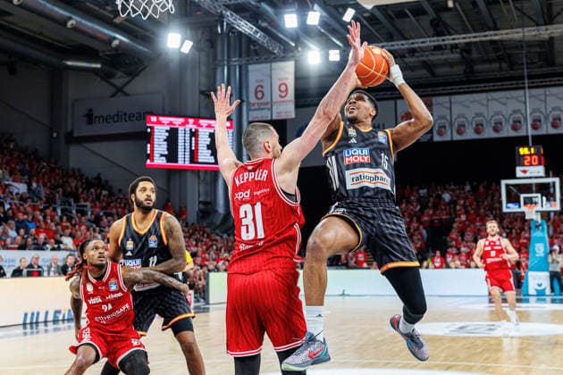 Cobe Williams BMA365 Bamberg Baskets, 24 , Joel Soriano ratiopharm Ulm, 12 , Daniel Keppeler BMA365 Bamberg Baskets, 31 , Justin Simon ratiopharm Ulm, 15 , BMA365 Bamberg Baskets vs ratiopharm Ulm, Basketball, easyCredit BBL, Playoff Quarterfinals, Game 1, 16 05 2026 BMA365 Bamberg Baskets vs ratiopharm Ulm, Basketball, easyCredit BBL, Playoff Quarterfinals, Game 1, 16 05 2026 Bamberg Copyright: xEibner-Pressefoto G.xSantemizx EP_EER
