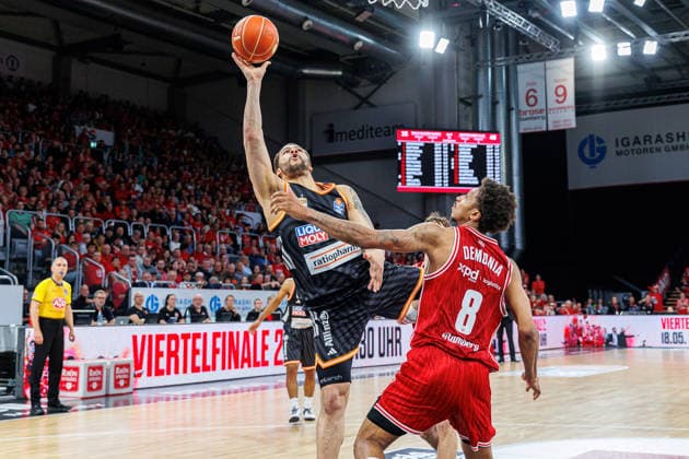 Christopher Ledlum ratiopharm Ulm, 04 , Demarcus Demonia BMA365 Bamberg Baskets, 08 , BMA365 Bamberg Baskets vs ratiopharm Ulm, Basketball, easyCredit BBL, Playoff Quarterfinals, Game 1, 16 05 2026 BMA365 Bamberg Baskets vs ratiopharm Ulm, Basketball, easyCredit BBL, Playoff Quarterfinals, Game 1, 16 05 2026 Bamberg Copyright: xEibner-Pressefoto G.xSantemizx EP_EER