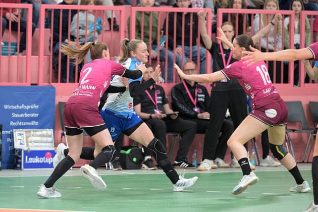 Iva van der Linden Sport Union Neckarsulm, 19 on with ball against Selina Lindemann TusSies Metzingen, 02 and Santina Sabatnig TusSies Metzingen, 18 TusSies Metzingen vs Sport Union Neckarsulm , Handball, Alsco HBF, 5 Play Off League Matchday, Season 2025 2026, 16 05 2026 TusSies Metzingen vs Sport Union Neckarsulm , Handball, Alsco HBF, 5 Play Off League Matchday, Season 2025 2026, 16 05 2026 Tuebingen Copyright: xEibner-Pressefoto TobiasxBaurx EP_TBR