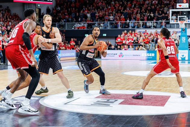 Ejiofor Onu BMA365 Bamberg Baskets, 35 , Ibi Watson BMA365 Bamberg Baskets, 02 , Christian Sengfelder ratiopharm Ulm, 43 , Justin Simon ratiopharm Ulm, 15 , Austin Crowley BMA365 Bamberg Baskets, 85 , BMA365 Bamberg Baskets vs ratiopharm Ulm, Basketball, easyCredit BBL, Playoff Quarterfinals, Game 1, 16 05 2026 BMA365 Bamberg Baskets vs ratiopharm Ulm, Basketball, easyCredit BBL, Playoff Quarterfinals, Game 1, 16 05 2026 Bamberg Copyright: xEibner-Pressefoto G.xSantemizx EP_EER