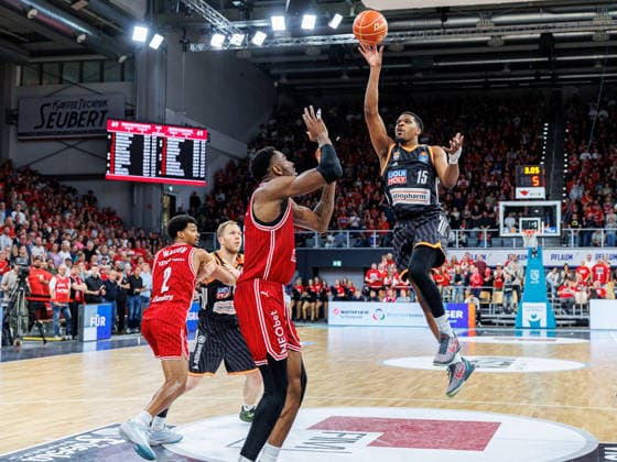 Ejiofor Onu BMA365 Bamberg Baskets, 35 , Justin Simon ratiopharm Ulm, 15 , BMA365 Bamberg Baskets vs ratiopharm Ulm, Basketball, easyCredit BBL, Playoff Quarterfinals, Game 1, 16 05 2026 BMA365 Bamberg Baskets vs ratiopharm Ulm, Basketball, easyCredit BBL, Playoff Quarterfinals, Game 1, 16 05 2026 Bamberg Copyright: xEibner-Pressefoto G.xSantemizx EP_EER
