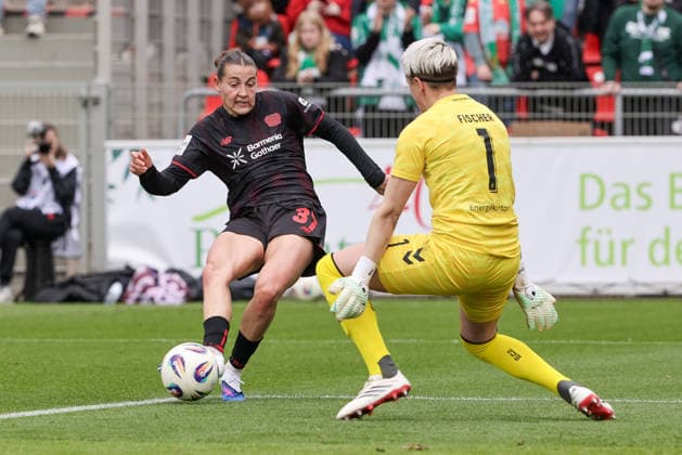 from left Carlotta Wamser Bayer 04 Leverkusen, 37 and Vanessa Fischer goalkeeper, goalkeeper, SV Werder Bremen, 1 in duel, duel, dynamics, action, action, game scene, THE DFB REGULATIONS PROHIBIT ANY USE OF PHOTOGRAPHS AS IMAGE SEQUENCES AND OR QUASI VIDEO , 17 05 2026, Leverkusen Germany , Football, Google Pixel Womens Bundesliga, Bayer 04 Leverkusen SV Werder Bremen xobx