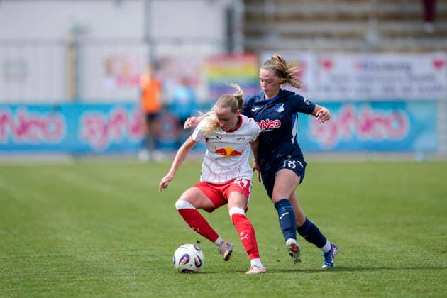 v li Nikoline Hougaard Dudek RBL, 24 , Valesca Ampoorter TSG, 18 , duel, duel, tackle, tackling, dynamics, action, action, 17 05 2026, Sinsheim Hoffenheim Germany , Football, Google Pixel Women Bundesliga, TSG 1899 Hoffenheim RB Leipzig, DFB DFL REGULATIONS PROHIBIT ANY USE OF PHOTOGRAPHS AS IMAGE SEQUENCES AND OR QUASI VIDEO xozx