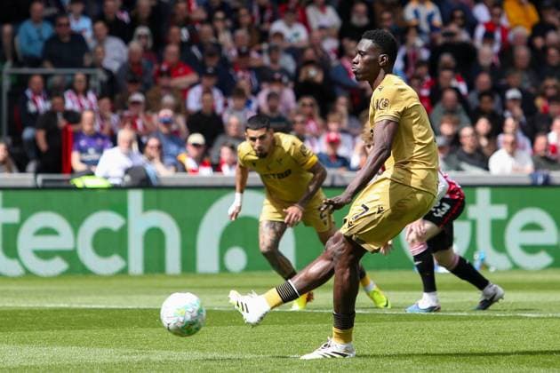 Ismaila Sarr of Crystal Palace scores his team s first goal from the penalty spot Brentford v Crystal Palace, Football, Premier League, The Gtech Community Stadium, London, UK - 17 05 2026 EDITORIAL USE ONLY No use with unauthorised audio, video, data, fixture lists, club league logos or live services. Online in-match use limited to 120 images, no video emulation. No use in betting, games or single club league player publications. Copyright: xAnthonyxHanc Shutterstockx 16880122c