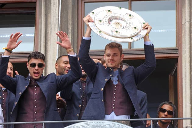 from l 45 Aleksandar Pavlovic and 44 Josip Stanisic, portrait, portrait, Marienplatz, 35 championship titles, championship celebration, town hall balcony, town hall, championship trophy, is presented, Lord Mayor Dominik Krause, football 1 BL FC Bayern Munich 17 05 2026 Allianz Arena PHOTO Mladen Lackovic LakoPress