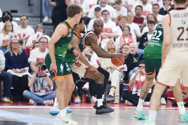 Isiaha Mike FC Bayern Basketball, 22 with ball with Urald King Vet Concept Gladiators Trier, 20 , GER, FC Bayern Basketball vs Vet Concept Gladiators Trier, Basketball, easycredit Basketball Bundesliga, Playoffs, Quarterfinals Season 2025 2026, 17 05 2026, GER, FC Bayern Basketball vs Vet Concept Gladiators Trier, Basketball, easycredit Basketball Bundesliga, Playoffs, Quarterfinals Season 2025 2026, 17 05 2026 Muenchen Copyright: xEibner-Pressefoto JennixMaulx EP_JML