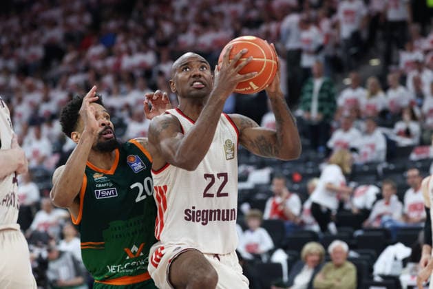 Isiaha Mike FC Bayern Basketball, 22 with ball with Urald King Vet Concept Gladiators Trier, 20 , GER, FC Bayern Basketball vs Vet Concept Gladiators Trier, Basketball, easycredit Basketball Bundesliga, Playoffs, Quarterfinals Season 2025 2026, 17 05 2026, GER, FC Bayern Basketball vs Vet Concept Gladiators Trier, Basketball, easycredit Basketball Bundesliga, Playoffs, Quarterfinals Season 2025 2026, 17 05 2026 Muenchen Copyright: xEibner-Pressefoto JennixMaulx EP_JML