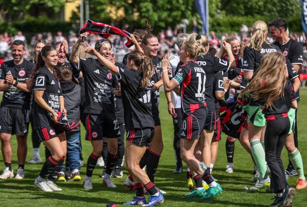GER, Frankfurt, Eintracht Frankfurt vs Union Berlin, Google Pixel Bundesliga, Football, DFB, Season 2025 2026, Stadion am Brentanobad, 26 Matchday in the picture Eintracht Frankfurt international, Sara Doorsoun Eintracht Frankfurt Women 23 and the players celebrate the 3rd place for the European Cup, Qualification, Joy and emotions after the victory DFB DFL REGULATIONS PROHIBIT ANY USE OF PHOTOGRAPHS AS IMAGE SEQUENCES AND OR QUASI VIDEO, 17 05 2026 Copyright: HMBxMedia HendrikxHamelau
