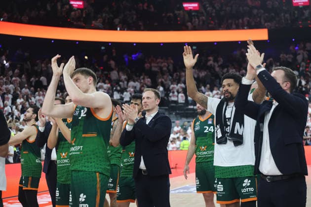 The Gladiators Trier team after the game, with Jacques Schneider Vet Concept Gladiators Trier, Head Coach , GER, FC Bayern Basketball vs Vet Concept Gladiators Trier, Basketball, easycredit Basketball Bundesliga, Playoffs, Quarterfinals Season 2025 2026, 17 05 2026, GER, FC Bayern Basketball vs Vet Concept Gladiators Trier, Basketball, easycredit Basketball Bundesliga, Playoffs, Quarterfinals Season 2025 2026, 17 05 2026 Muenchen Copyright: xEibner-Pressefoto JennixMaulx EP_JML