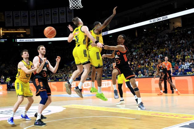 DEU, easyCredit BBL, ALBA vs Rasta Vechta, 17 05 2026, Uber Arena, Berlin, DEU, easyCredit BBL, ALBA vs Rasta Vechta, in the picture Justin Bean ALBA Berlin 34 , Alex OÕConnell ALBA Berlin 3 , JONAS MATTISSECK ALBA Berlin 9 , Alonzo Verge jr RASTA Vechta 11 , Philipp Herkenhoff RASTA Vechta 14 nordphotoxGmbHx xEngler nph00076