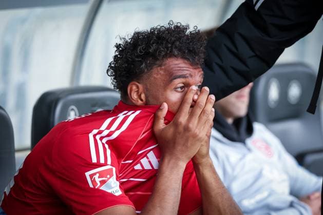 Elias Egouli 44 Fortuna Duesseldorf is tested, sits visibly disappointed and dejected on the bench after the defeat that seals relegation, SpVgg Greuther Fuerth vs Fortuna Duesseldorf, Football, Men, 2 Bundesliga, DFL, Season 2025 2026, 34 Matchday, Second round, 17 05 2026 DFB regulations prohibit any use of photographs as image sequences and or quasi video Fuerth Bayern Germany Copyright: xkolbert-press MartinxAgüerax