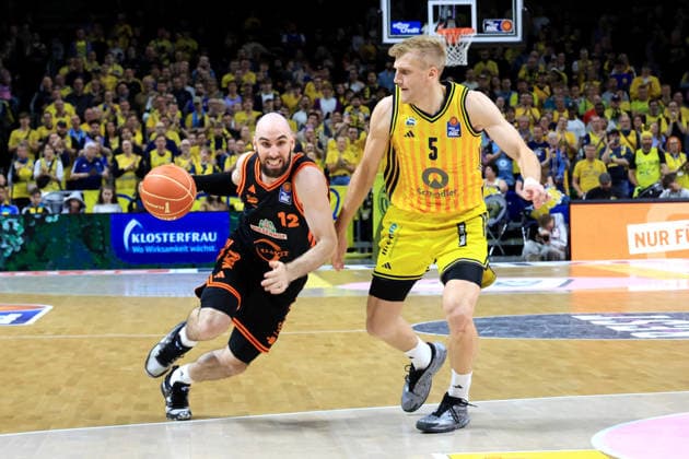 DEU, easyCredit BBL, ALBA vs Rasta Vechta, 17 05 2026, Uber Arena, Berlin, DEU, easyCredit BBL, ALBA vs Rasta Vechta, pictured Sam Griesel ALBA Berlin 5 , Tommy Kuhse RASTA Vechta 12 nordphotoxGmbHx xEngler nph00076