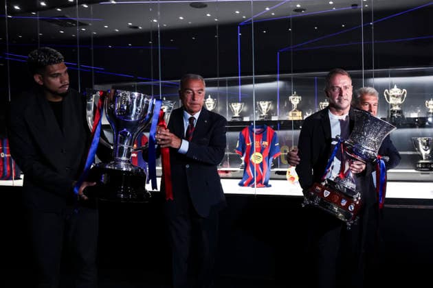 May 18, 2026, Barcelona, Barcelona, SPAIN: Ronald Araujo, Hansi Flick and Rafa Yuste, President of FC Barcelona, Barca during ceremony to present the championship trophies won by FC Barcelona in LaLiga EA Sports and the Spanish Super Cup, held at the club s museum on May 18, 2026 in Barcelona, Spain. Barcelona SPAIN - ZUMAa181 20260518_zaa_a181_006 Copyright: xJavierxBorregox