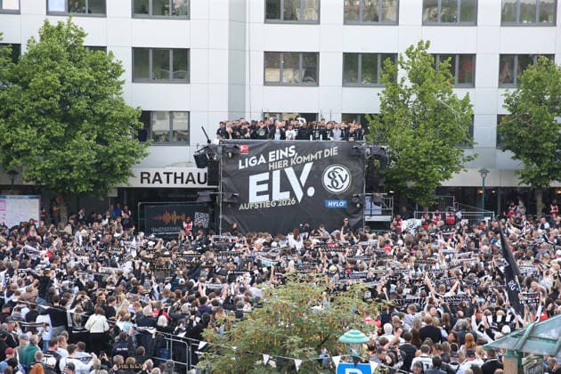 18 05 2026, xrekx, Fußball 2 Bundesliga, SV Elversberg Aufstiegsfeier v l SV Elversberg Mannschaft feiert den Aufstieg Fans ,Stimmung, Schals, Ultras, Zuschauer, Besucher, Choreo, Choreografie, atmosphere, scarves, spectators, visitors DFL DFB REGULATIONS PROHIBIT ANY USE OF PHOTOGRAPHS as IMAGE SEQUENCES and or QUASI VIDEO Elversberg