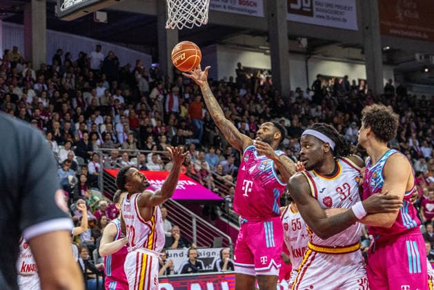 Jeff Garrett Jr Telekom Baskets Bonn, 04 catches the rebound against Johnathan Stove Fitness First Wuerzburg Baskets, 22 , Charles Thompson Fitness First Wuerzburg Baskets, 32 Telekom Baskets Bonn vs Fitness First Wuerzburg Baskets, Basketball, easy Credit BBL, Playoffs, Quarterfinals, Matchday 2, 2025 2026, 18 05 2026 Telekom Baskets Bonn vs Fitness First Wuerzburg Baskets, Basketball, easy Credit BBL, Playoffs, Quarterfinals, Matchday 2, 2025 2026, 18 05 2026 Bonn Copyright: xEibner-Pressefoto GerhardxWingenderx EP_GWR