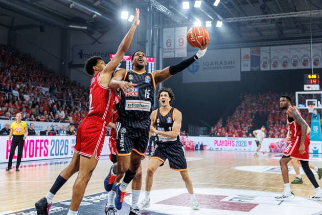 Ibi Watson BMA365 Bamberg Baskets, 02 , Justin Simon ratiopharm Ulm, 15 , BMA365 Bamberg Baskets vs ratiopharm Ulm, Basketball, easyCredit BBL, Playoff Quarterfinals, Game 2, 18 05 2026 BMA365 Bamberg Baskets vs ratiopharm Ulm, Basketball, easyCredit BBL, Playoff Quarterfinals, Game 2, 18 05 2026 Bamberg Copyright: xEibner-Pressefoto G.xSantemizx EP_EER