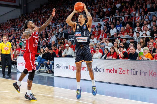 Cobe Williams BMA365 Bamberg Baskets, 24 , Nelson Weidemann ratiopharm Ulm, 00 , BMA365 Bamberg Baskets vs ratiopharm Ulm, Basketball, easyCredit BBL, Playoff Quarterfinals, Game 2, 18 05 2026 BMA365 Bamberg Baskets vs ratiopharm Ulm, Basketball, easyCredit BBL, Playoff Quarterfinals, Game 2, 18 05 2026 Bamberg Copyright: xEibner-Pressefoto G.xSantemizx EP_EER