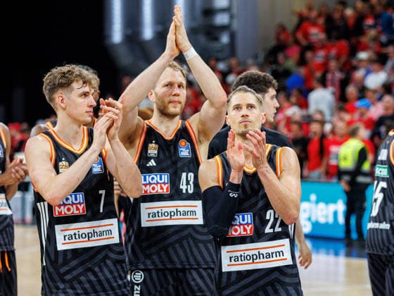 Tobias Jensen ratiopharm Ulm, 07 , Christian Sengfelder ratiopharm Ulm, 43 , Thomas Klepeisz ratiopharm Ulm, 22 , disappointed, disappointment, negative emotions, negative emotion, end of game, BMA365 Bamberg Baskets vs ratiopharm Ulm, Basketball, easyCredit BBL, Playoff quarterfinals, game 2, 18 05 2026 BMA365 Bamberg Baskets vs ratiopharm Ulm, Basketball, easyCredit BBL, Playoff quarterfinals, game 2, 18 05 2026 Bamberg Copyright: xEibner-Pressefoto G.xSantemizx EP_EER