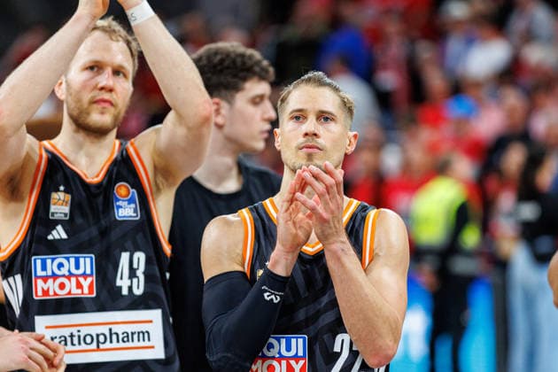 Christian Sengfelder ratiopharm Ulm, 43 , Thomas Klepeisz ratiopharm Ulm, 22 , end of game, disappointed, disappointment, negative emotions, negative emotion, BMA365 Bamberg Baskets vs ratiopharm Ulm, basketball, easyCredit BBL, playoff quarterfinals, game 2, 18 05 2026 BMA365 Bamberg Baskets vs ratiopharm Ulm, basketball, easyCredit BBL, playoff quarterfinals, game 2, 18 05 2026 Bamberg Copyright: xEibner-Pressefoto G.xSantemizx EP_EER