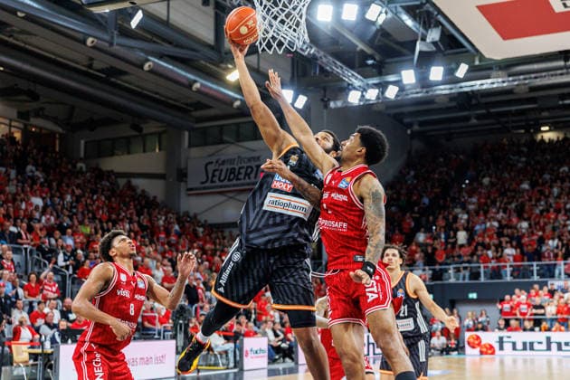 Joel Soriano ratiopharm Ulm, 12 , Ibi Watson BMA365 Bamberg Baskets, 02 , BMA365 Bamberg Baskets vs ratiopharm Ulm, Basketball, easyCredit BBL, Playoff Quarterfinals, Game 2, 18 05 2026 BMA365 Bamberg Baskets vs ratiopharm Ulm, Basketball, easyCredit BBL, Playoff Quarterfinals, Game 2, 18 05 2026 Bamberg Copyright: xEibner-Pressefoto G.xSantemizx EP_EER