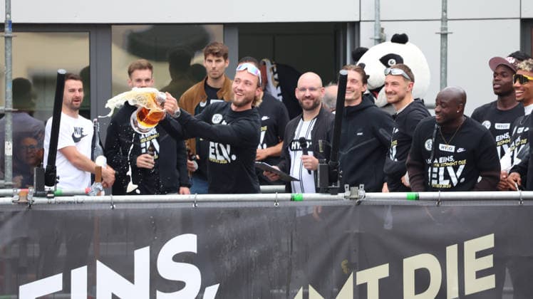 18 05 2026, xrekx, Fußball 2 Bundesliga, SV Elversberg Aufstiegsfeier v l Tim Boss SV 07 Elversberg Bierdusche Fans ,Stimmung, Schals, Ultras, Zuschauer, Besucher, Choreo, Choreografie, atmosphere, scarves, spectators, visitors DFL DFB REGULATIONS PROHIBIT ANY USE OF PHOTOGRAPHS as IMAGE SEQUENCES and or QUASI VIDEO Elversberg