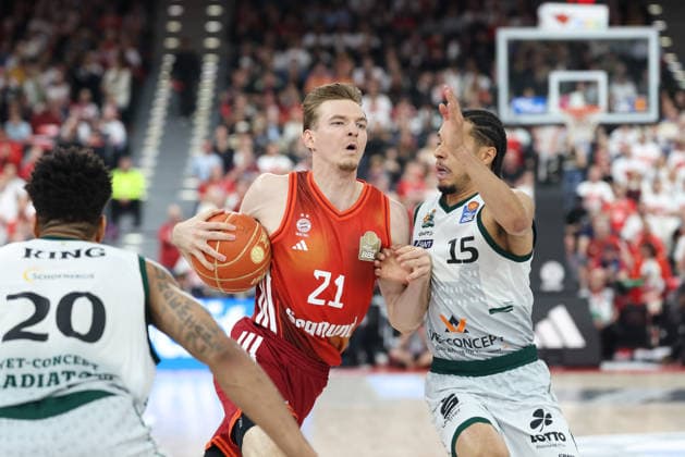 Justuz Hollatz FC Bayern Basketball, 21 with Jordan Roland Vet Concept Gladiators Trier, 15 , GER, FC Bayern Basketball vs Vet Concept Gladiators Trier, Basketball, easycredit Basketball Bundesliga, Playoffs, Quarterfinals, 2025 2026 season, 19 05 2026, GER, FC Bayern Basketball vs Vet Concept Gladiators Trier, Basketball, easycredit Basketball Bundesliga, Playoffs, Quarterfinals, 2025 2026 season, 19 05 2026 Munich Copyright: xEibner-Pressefoto JennixMaulx EP_JML