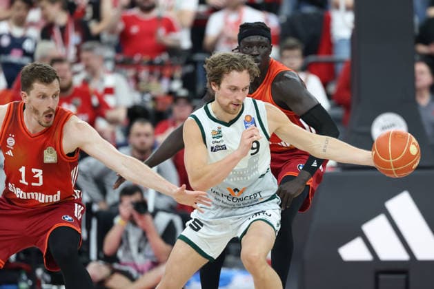 Marco Hollersbacher Vet Concept Gladiators Trier, 09 with ball with Andreas Obst FC Bayern Basketball, 13 , GER, FC Bayern Basketball vs Vet Concept Gladiators Trier, Basketball, easycredit Basketball Bundesliga, Playoffs, Quarterfinals, 2025 2026 season, 19 05 2026, GER, FC Bayern Basketball vs Vet Concept Gladiators Trier, Basketball, easycredit Basketball Bundesliga, Playoffs, Quarterfinals, 2025 2026 season, 19 05 2026 Muenchen Copyright: xEibner-Pressefoto JennixMaulx EP_JML