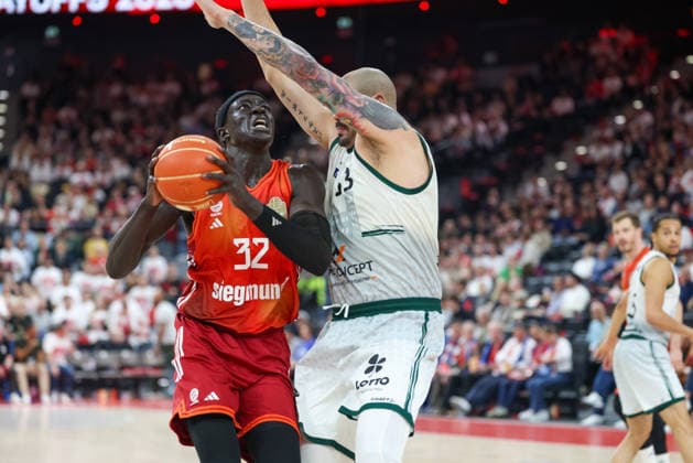 Wenyen Gabriel FC Bayern Basketball, 32 with ball with Maik Zirbes Vet Concept Gladiators Trier, 33 , GER, FC Bayern Basketball vs Vet Concept Gladiators Trier, Basketball, easycredit Basketball Bundesliga, Playoffs, Quarterfinals, 2025 2026 season, 19 05 2026, GER, FC Bayern Basketball vs Vet Concept Gladiators Trier, Basketball, easycredit Basketball Bundesliga, Playoffs, Quarterfinals, 2025 2026 season, 19 05 2026 Munich Copyright: xEibner-Pressefoto JennixMaulx EP_JML