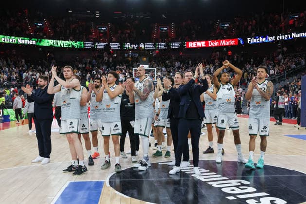 The Vet Concept Gladiators Trier team in the circle applauding the fans after the game, GER, FC Bayern Basketball vs Vet Concept Gladiators Trier, Basketball, easycredit Basketball Bundesliga, Playoffs, Quarterfinals, 2025 2026 season, 19 05 2026, GER, FC Bayern Basketball vs Vet Concept Gladiators Trier, Basketball, easycredit Basketball Bundesliga, Playoffs, Quarterfinals, 2025 2026 season, 19 05 2026 Muenchen Copyright: xEibner-Pressefoto JennixMaulx EP_JML
