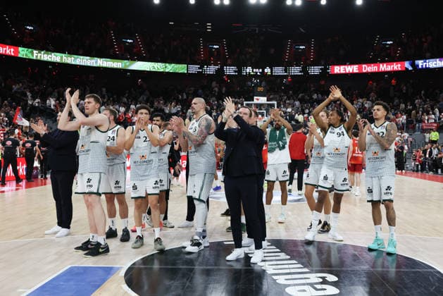 The Vet Concept Gladiators Trier team in the circle applauding the fans after the game, GER, FC Bayern Basketball vs Vet Concept Gladiators Trier, Basketball, easycredit Basketball Bundesliga, Playoffs, Quarterfinals, 2025 2026 season, 19 05 2026, GER, FC Bayern Basketball vs Vet Concept Gladiators Trier, Basketball, easycredit Basketball Bundesliga, Playoffs, Quarterfinals, 2025 2026 season, 19 05 2026 Muenchen Copyright: xEibner-Pressefoto JennixMaulx EP_JML