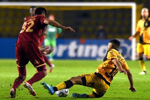 Futbol, Coquimbo Unido vs Deportes Tolima. Fase de Grupos, Copa Libertadores 2026. El jugador de Coquimbo Unido Guido Vadala, centro, disputa el balon contra Sebastian Guzman de Deportes Tolima durante un partido del grupo B copa libertadores disputado en el estadio Francisco Sanchez Rumoroso en Coquimbo, Chile. 19 05 2026 Alejandro Pizarro Ubilla Photosport Football, Coquimbo Unido vs Deportes Tolima. Group Stage, Libertadores Cup 2026. Coquimbo Unido™s player Guido Vadala, center, vies for the ball against Sebastian Guzman of Deportes Tolima during a Copa Libertadores Group B match played at the Francisco Sanchez Rumoroso stadium in Coquimbo, Chile 19 05 2026 Alejandro Pizarro Ubilla Photosport Coquimbo Unido vs Deportes Tolima, Copa Libertadores 2026