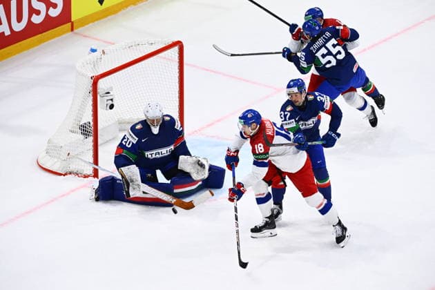 L-R Goalkeeper Damian Clara (ITA), Dominik Kubalik (CZE), Phil Pietroniro (ITA), Luca Zanatta (ITA) and Jiri Cernoch (CZE) in action during the 2026 IIHF World Championship, WM, Weltmeisterschaft Group B, match Czechia vs Italy, Fribourg, Switzerland, on May 20, 2026. (CTKxPhoto RadekxPetrasek) CTKPhotoP2026052008043 CTKPhotoP2026052008043