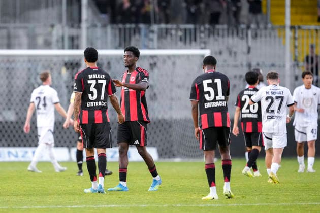 v li Jeremiaha Maluze SGE, 37 , Collin Owusu Etse SGE, 47 , Davis Carlos Bautista Medina SGE, 51 , Eintracht Frankfurt player, disappointed about the draw, only draw, disappointment after the final whistle, highlight, point loss, frustration, disappointed, pessimistic, 20 05 2026, Sandhausen Germany , football, anniversary match, SV Sandhausen Eintracht Frankfurt xozx