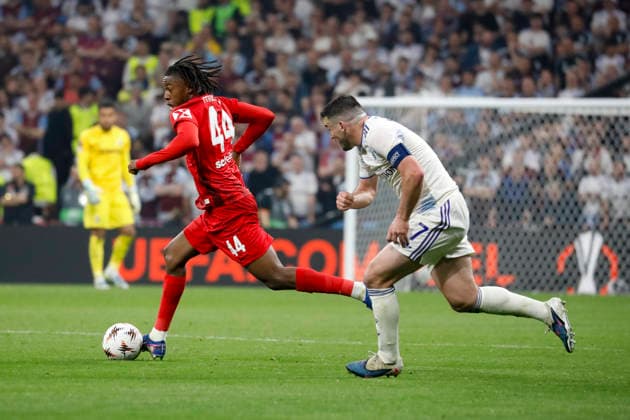 Johan Manzambi SC Freiburg, 44 and John McGinn Aston Villa, 07 in a running duel , Turkey, Football, UEFA Europa League, Final, 2025 2026, SC Freiburg vs Aston Villa, 20 05 2026, Istanbul Besiktas Park Turkey Copyright: xGrantxHubbsx