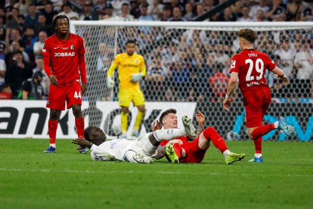 Lukas Kübler, Kubler SC Freiburg, 17 and Amadou Onana Aston Villa, 24 fighting for the ball , Turkey, Football, UEFA Europa League, Final, 2025 2026, SC Freiburg vs Aston Villa, 20 05 2026, Istanbul Besiktas Park Turkey Copyright: xGrantxHubbsx