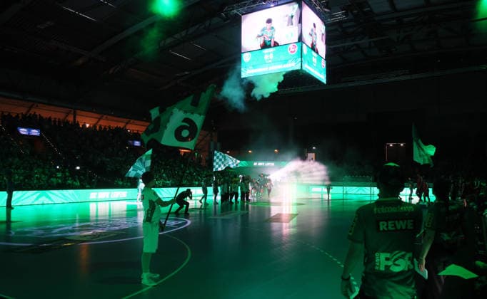 Leipzig, 21 05 2026, Arena Leipzig, Handball, Bundesliga, 32 Spieltag , SC DHfK Leipzig vs MT Melsungen , Im Bild Begrüßung der Mannschaften , Nur zur redaktionellen Nutzung Only editorial use , DHB HBL regulations prohibit any use of photographs as image sequences and or quasi video ,