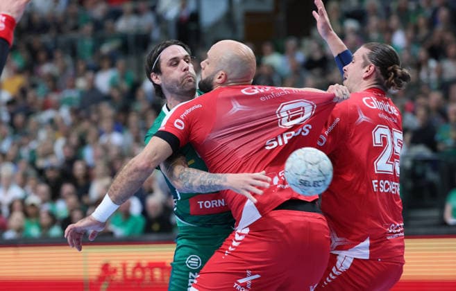 Leipzig, 21 05 2026, Arena Leipzig, Handball, Bundesliga, 32 Matchday , SC DHfK Leipzig vs MT Melsungen , Pictured from left Dean Bombac 67, DHfK , Adrian Sipos 8, Melsungen , Olle Forsell Schefvert 25, Melsungen , For editorial use only Only editorial use , DHB HBL regulations prohibit any use of photographs as image sequences and or quasi video ,