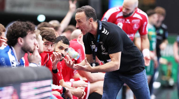 Leipzig, 21 05 2026, Arena Leipzig, Handball, Bundesliga, 32 Matchday , SC DHfK Leipzig vs MT Melsungen , Pictured from left Dimitri Ignatow 11, Melsungen , Coach Roberto Garcia, MT Melsungen , For editorial use only , DHB HBL regulations prohibit any use of photographs as image sequences and or quasi video ,