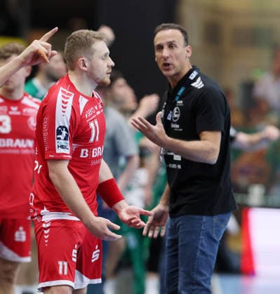 Leipzig, 21 05 2026, Arena Leipzig, Handball, Bundesliga, 32 Matchday , SC DHfK Leipzig vs MT Melsungen , Pictured from left Dimitri Ignatow 11, Melsungen , Coach Roberto Garcia, MT Melsungen , For editorial use only , DHB HBL regulations prohibit any use of photographs as image sequences and or quasi video ,