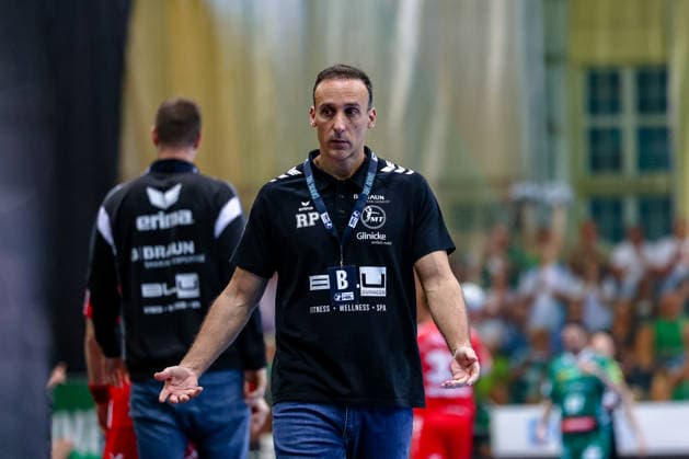 Roberto Garcia Parrondo MT Melsungen, Head Coach gives instructions, gestures, SC DHfK Leipzig vs MT Melsungen, Handball, 1 Bundesliga, Matchday 32, Season 2025 2026, 21 05 2026, SC DHfK Leipzig vs MT Meslungen, Handball, 1 Bundesliga, Matchday 32, Season 2025 2026, 21 05 2026 Leipzig Copyright: xEibner-Pressefoto LauraxRoemerx EP_LRR