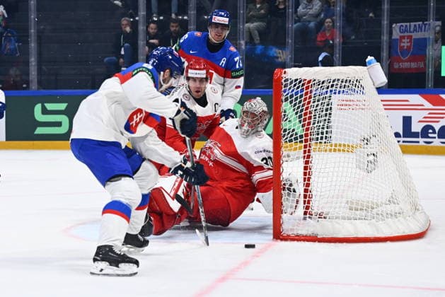 L-R Oliver Okuliar of Slovakia, Jesper Jensen Aabo of Denmark, Mads Sogard, goalie of Denmark in action during the 2026 IIHF World Championship, WM, Weltmeisterschaft Group B, match Slovakia vs Denmark, Fribourg, Switzerland, on May 21, 2026. (CTKxPhoto RadekxPetrasek) CTKPhotoP2026052108753 CTKPhotoP2026052108753