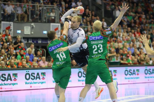 21 05 2026, xtgx, Handball, Daikin HBL, SC Magdeburg SG Flensburg Handewitt v l Elvar Orn Jonsson Magdeburg, 19 , Simon Pytlick Flensburg, 2 , Magnus Saugstrup Magdeburg, 23 duel, duel, fight, tackle Magdeburg