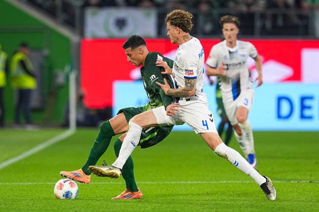21 05 2026, xydrx, Herren, Fußball, Relegation first leg, 1 Bundesliga, VfL Wolfsburg SC Paderborn 07, Saison 2025 2026, Volkswagen Arena Adam Daghim VfL Wolfsburg, 11 im Zweikampf gegen Calvin Brackelmann SC Paderborn, 4 DFB regulations prohibit any use of photographs as image sequences and or quasi video Copyright: HMBxMedia YannisxDreimann