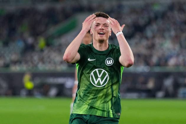 21 05 2026, xydrx, Herren, Fußball, Relegation first leg, 1 Bundesliga, VfL Wolfsburg SC Paderborn 07, Saison 2025 2026, Volkswagen Arena Dzenan Pejcinovic VfL Wolfsburg, 17 ärgert sich, regt sich auf DFB regulations prohibit any use of photographs as image sequences and or quasi video Copyright: HMBxMedia YannisxDreimann