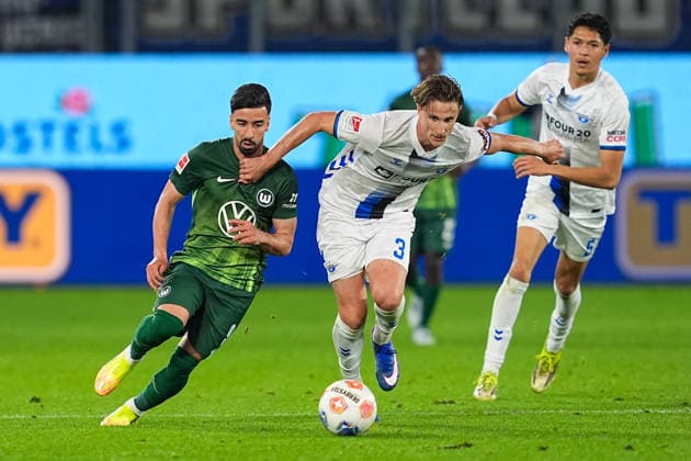 21 05 2026, xydrx, Herren, Fußball, Relegation first leg, 1 Bundesliga, VfL Wolfsburg SC Paderborn 07, Saison 2025 2026, Volkswagen Arena Mohamed Amoura VfL Wolfsburg, 9 im Zweikampf gegen Jonah Sticker SC Paderborn, 3 DFB regulations prohibit any use of photographs as image sequences and or quasi video Copyright: HMBxMedia YannisxDreimann
